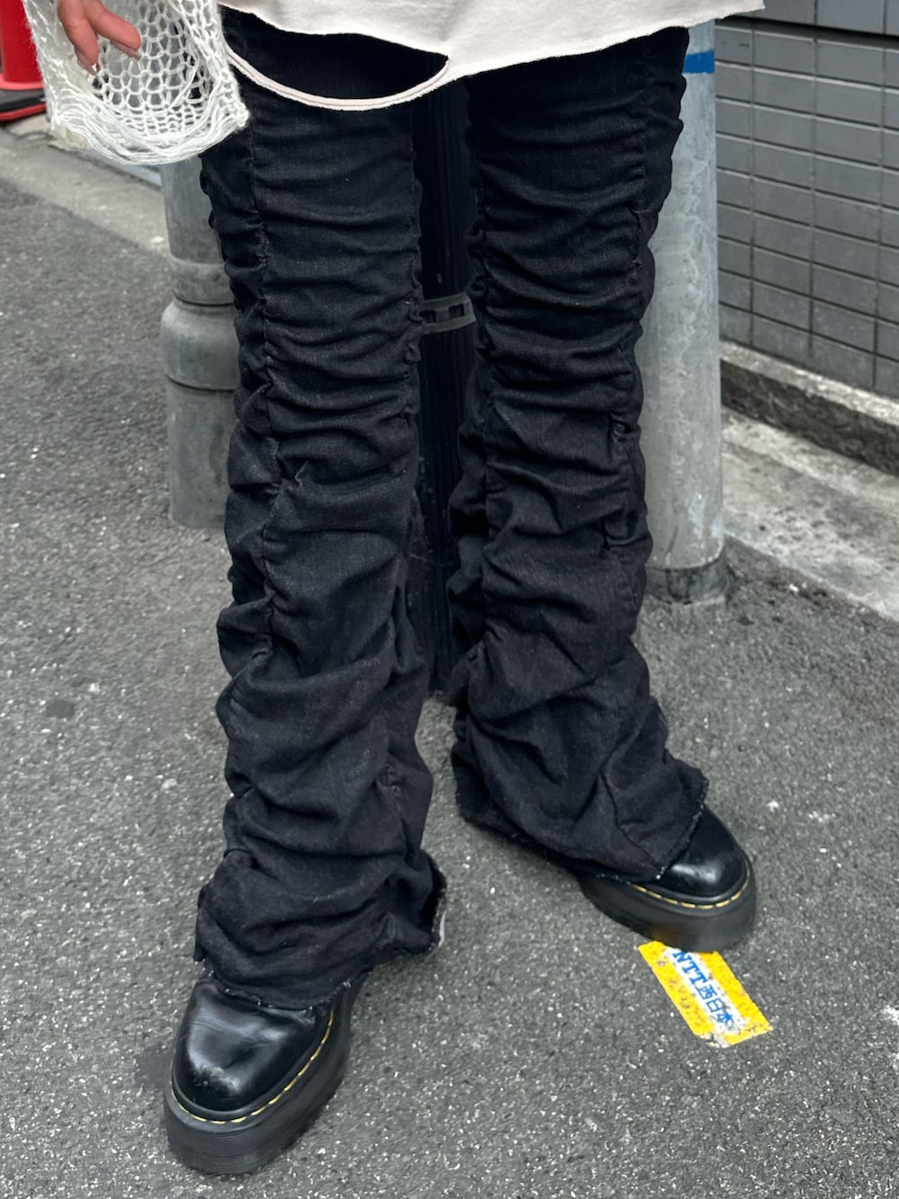 ホワイト系のTシャツ/カットソー、ホワイト系のニット/セーター、ブラック系のその他パンツを着用したレディースの秋コーディネートの8枚目の写真