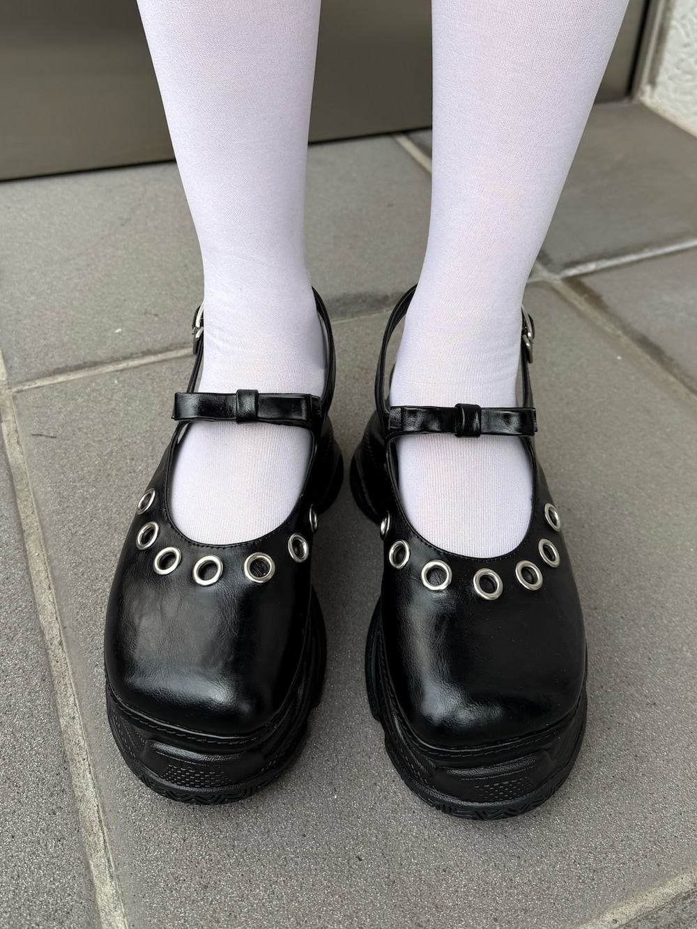 グレー系のワンピース、ホワイト系のトートバッグを着用したレディースの冬コーディネートの8枚目の写真