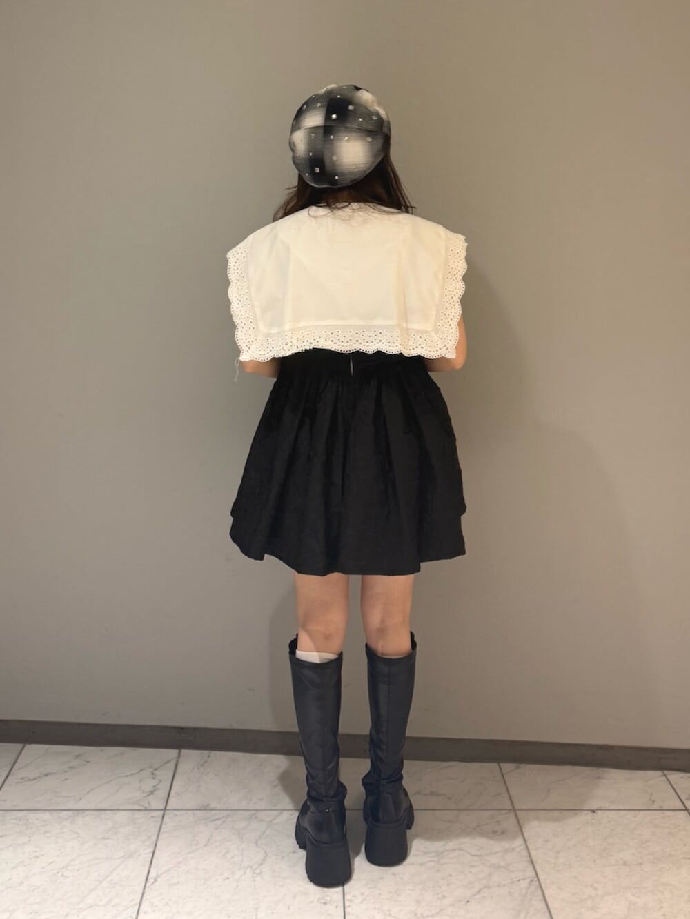ブラック系のブーツ、ホワイト系のシャツ/ブラウス、ブラック系のワンピースを着用したレディースの夏コーディネートの3枚目の写真