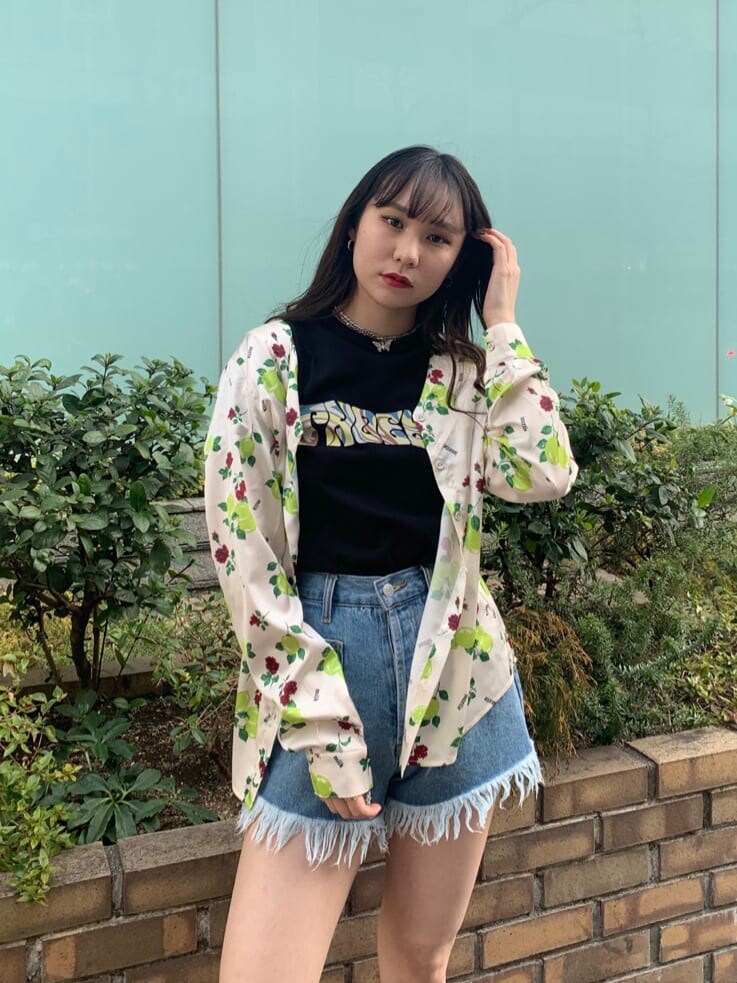 ホワイト系のシャツ/ブラウス、ブラック系のTシャツ/カットソー、ブルー系のデニムパンツを着用したレディースの春コーディネートの3枚目の写真