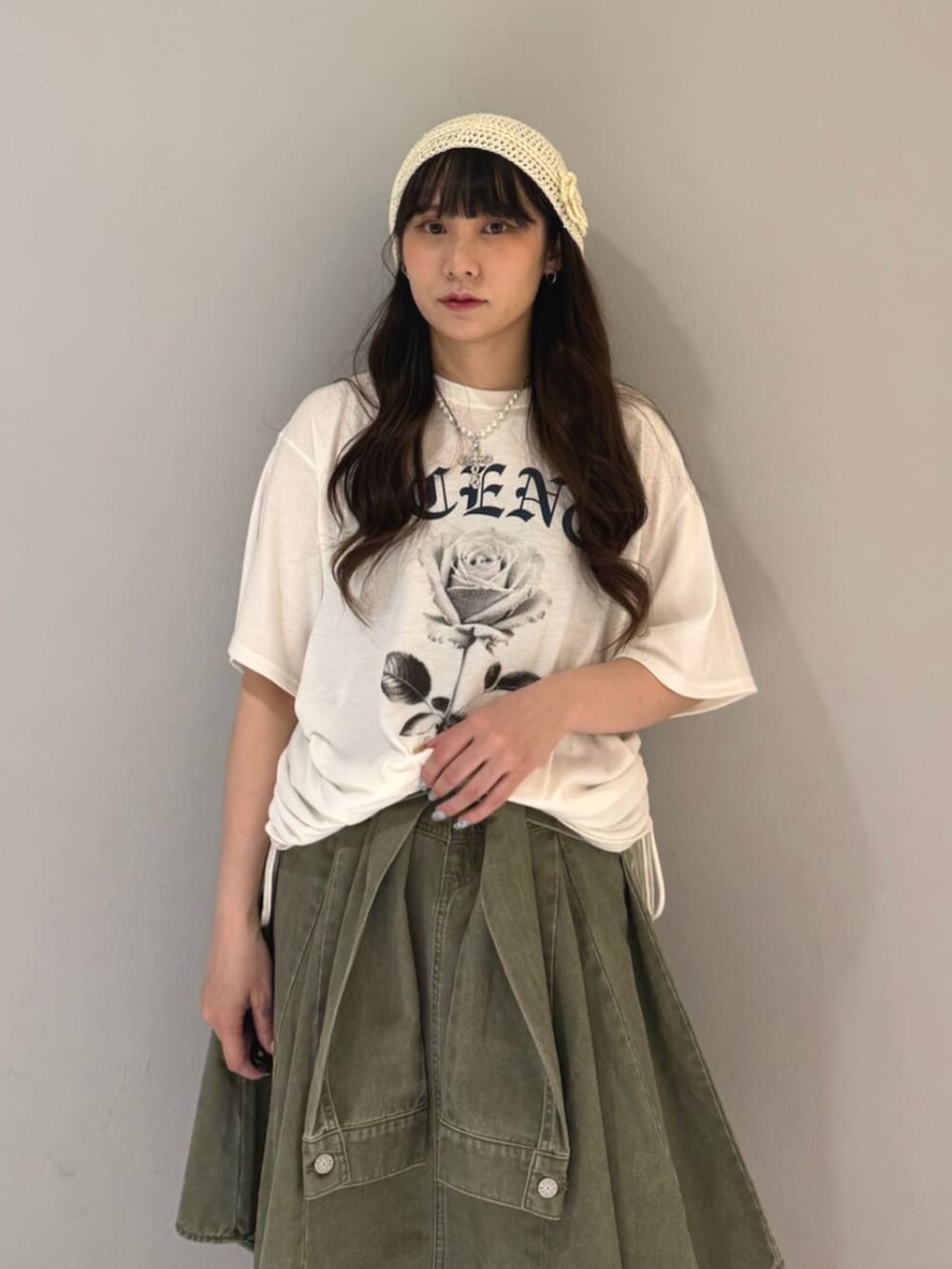 ホワイト系のTシャツ/カットソー、グリーン系のスカート、ホワイト系のニットキャップ/ビーニーを着用したレディースの夏コーディネートの4枚目の写真