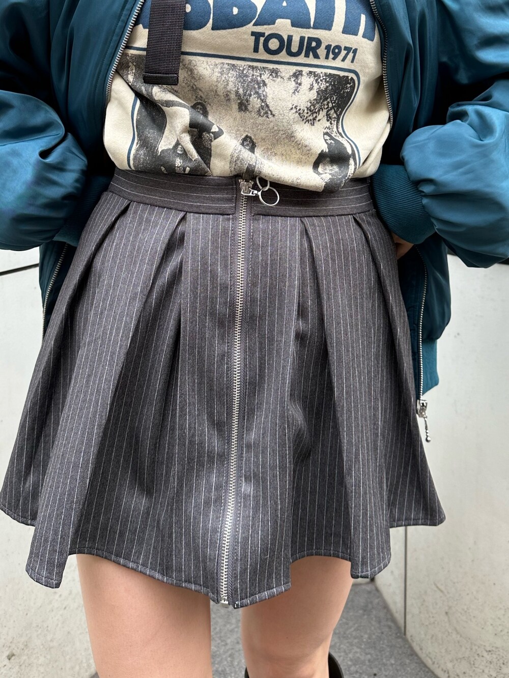 ブラック系のブーツ、グレー系のその他パンツ、ホワイト系のスウェットを着用したレディースの冬コーディネートの7枚目の写真