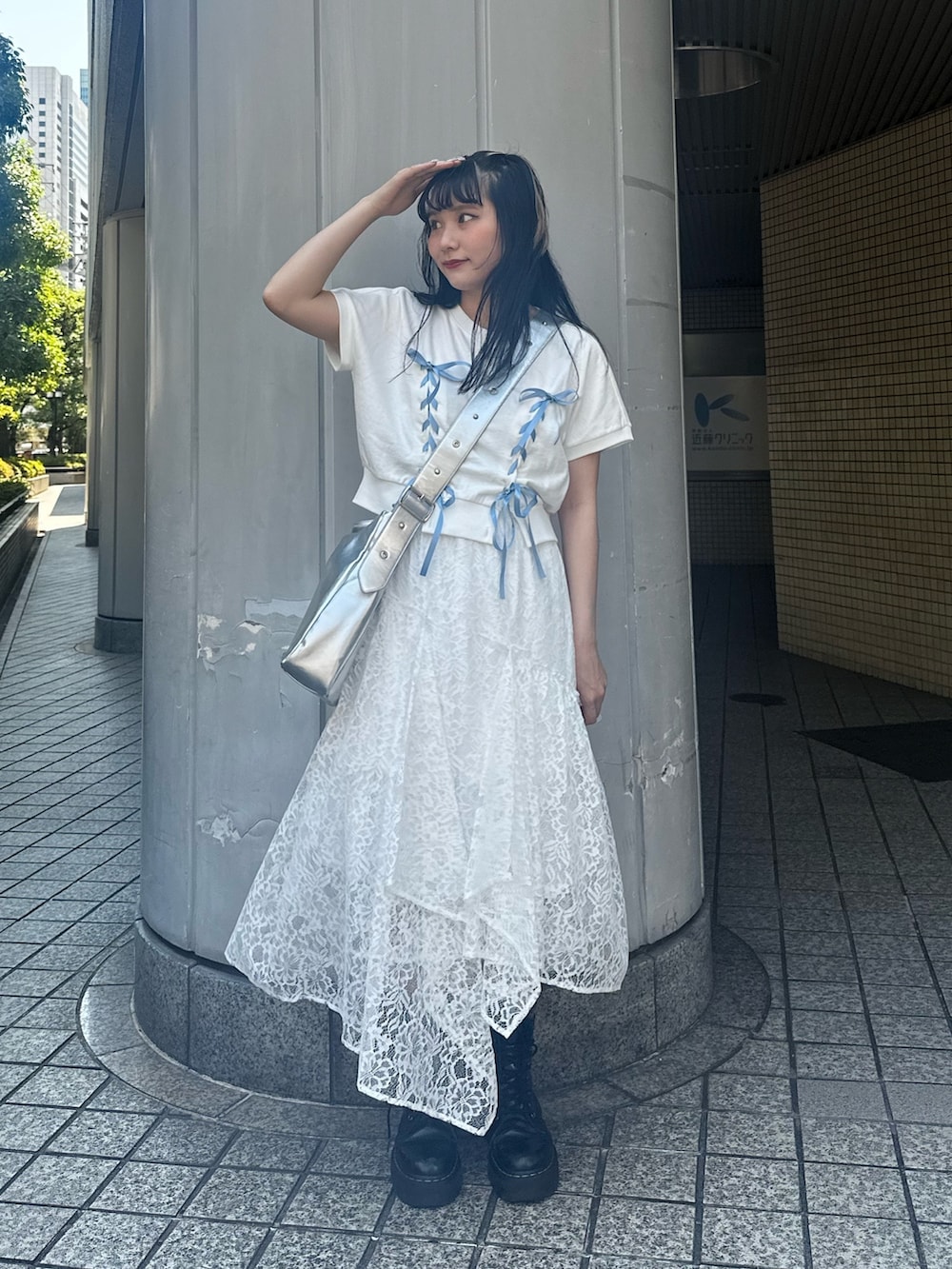 シルバー系のショルダーバッグ、ホワイト系のTシャツ/カットソー、ホワイト系のスカートを着用したレディースの夏コーディネートの2枚目の写真