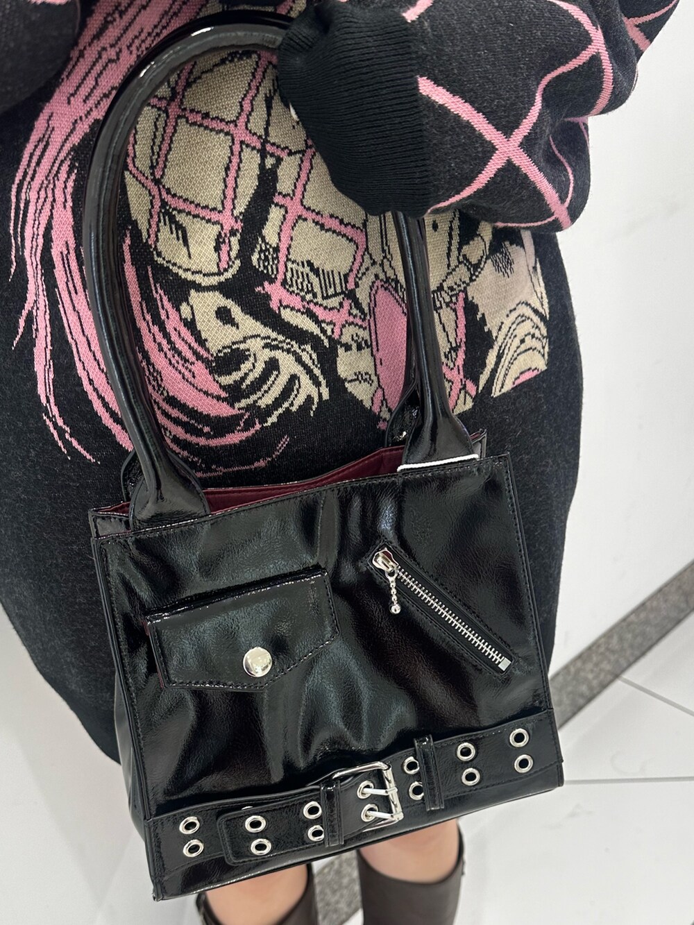 ブラック系のニット/セーター、ブラウン系のブーツ、ブルー系のシャツ/ブラウスを着用したレディースの秋コーディネートの7枚目の写真