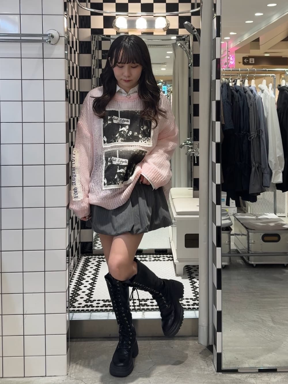 ブラック系のブーツ、グレー系のスカート、ホワイト系のシャツ/ブラウスを着用したレディースの冬コーディネートの5枚目の写真