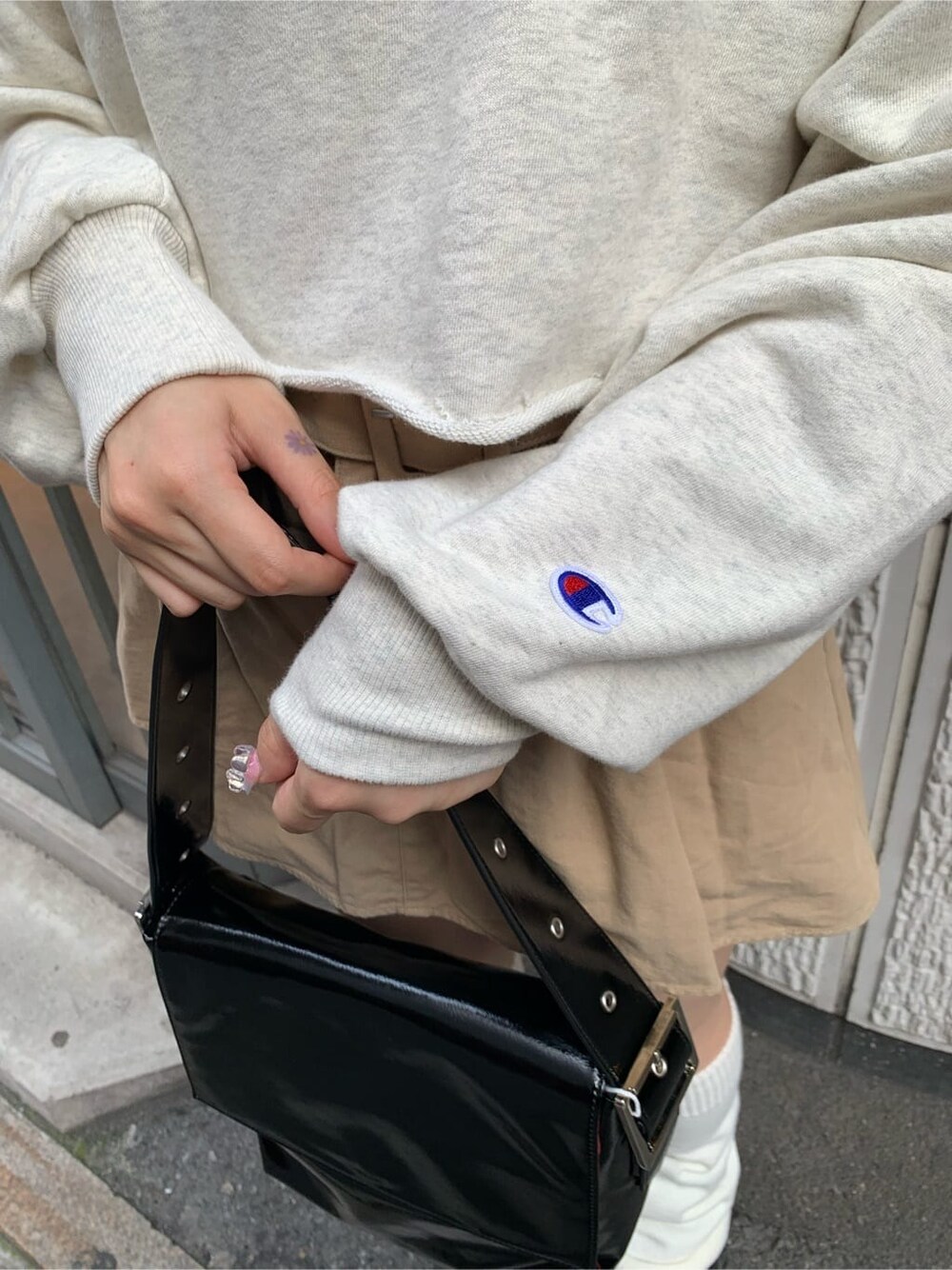 ベージュ系のその他パンツ、グレー系のスウェットを着用したレディースの秋コーディネートの7枚目の写真