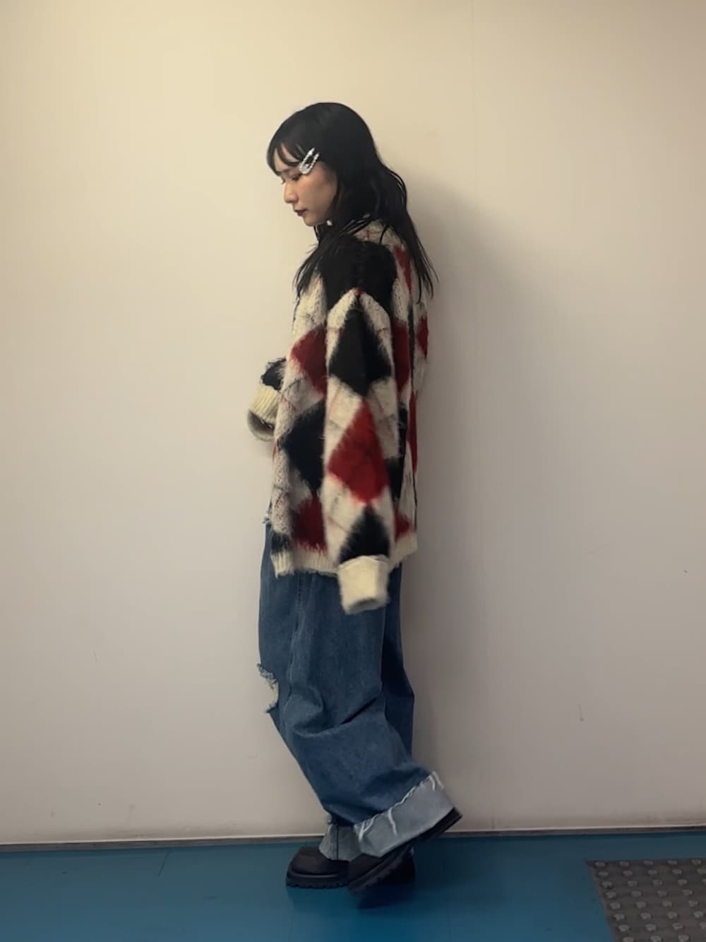 ホワイト系のカーディガン/ボレロ、ホワイト系のTシャツ/カットソー、ブルー系のデニムパンツを着用したレディースの秋コーディネートの2枚目の写真