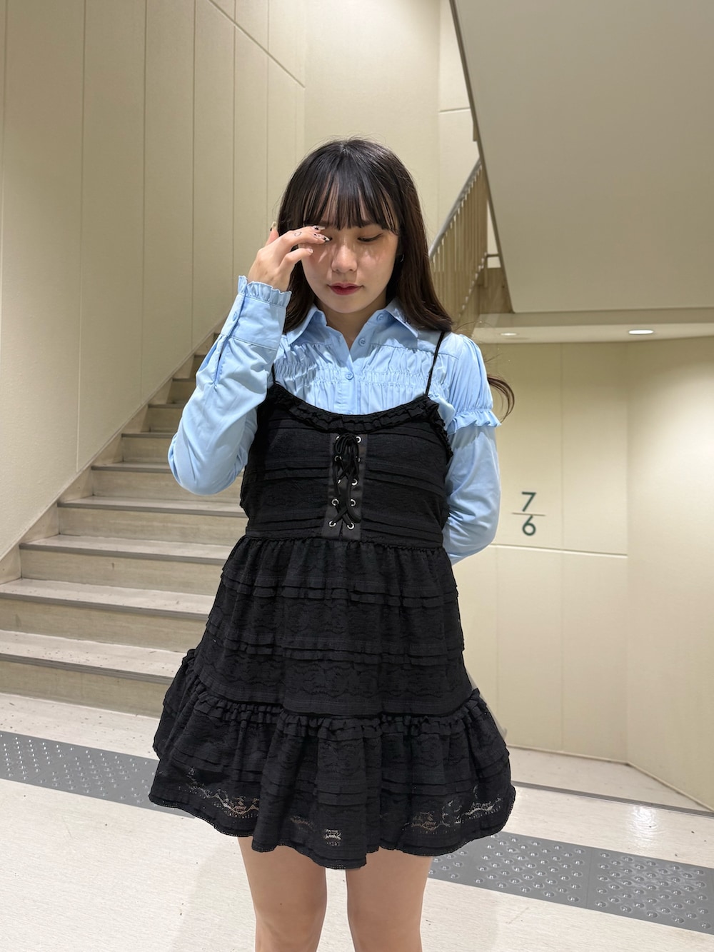 ブラック系のワンピース、ブルー系のシャツ/ブラウスを着用したレディースの冬コーディネートの6枚目の写真