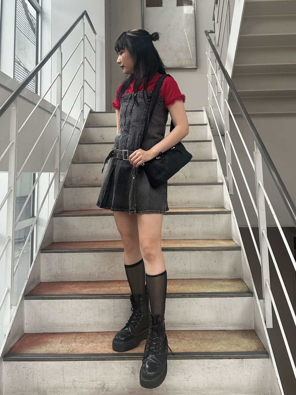 レッド系のTシャツ/カットソー、ブラック系のワンピース、ブラック系のショルダーバッグを着用したレディースの夏コーディネートの2枚目の写真