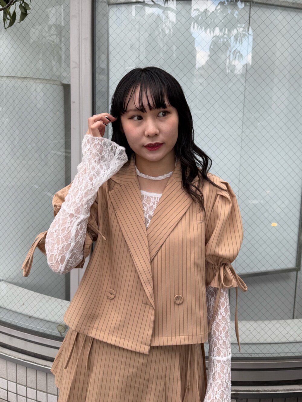 ブラック系のブーツ、ホワイト系のTシャツ/カットソー、ベージュ系のテーラードジャケットを着用したレディースの冬コーディネートの5枚目の写真