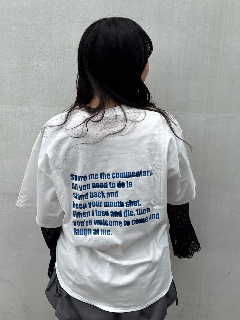 グレー系のスカート、ホワイト系のTシャツ/カットソー、ブラック系のTシャツ/カットソーを着用したレディースの春コーディネートの6枚目の写真