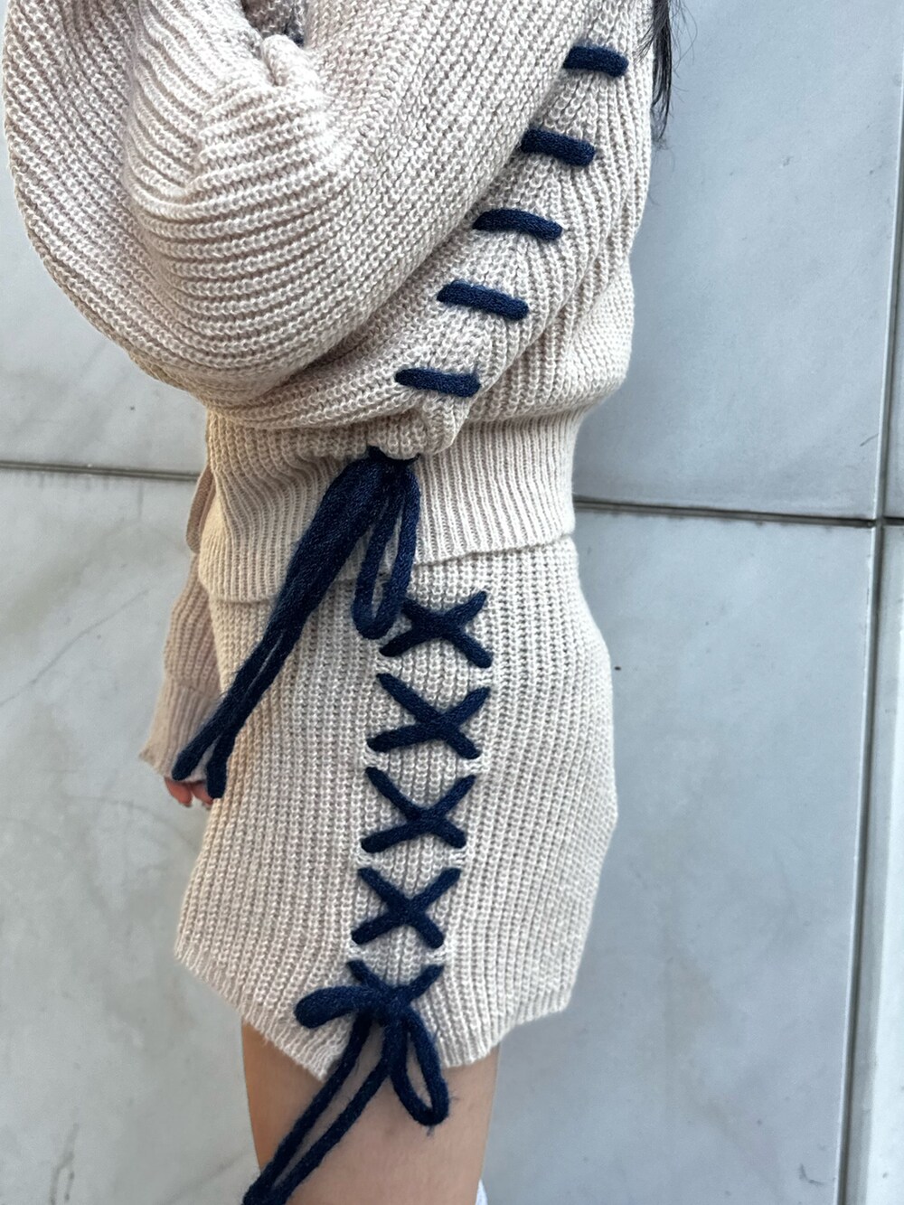 ホワイト系のカーディガン/ボレロ、ホワイト系のその他パンツ、ブラウン系のブーツを着用したレディースの秋コーディネートの6枚目の写真