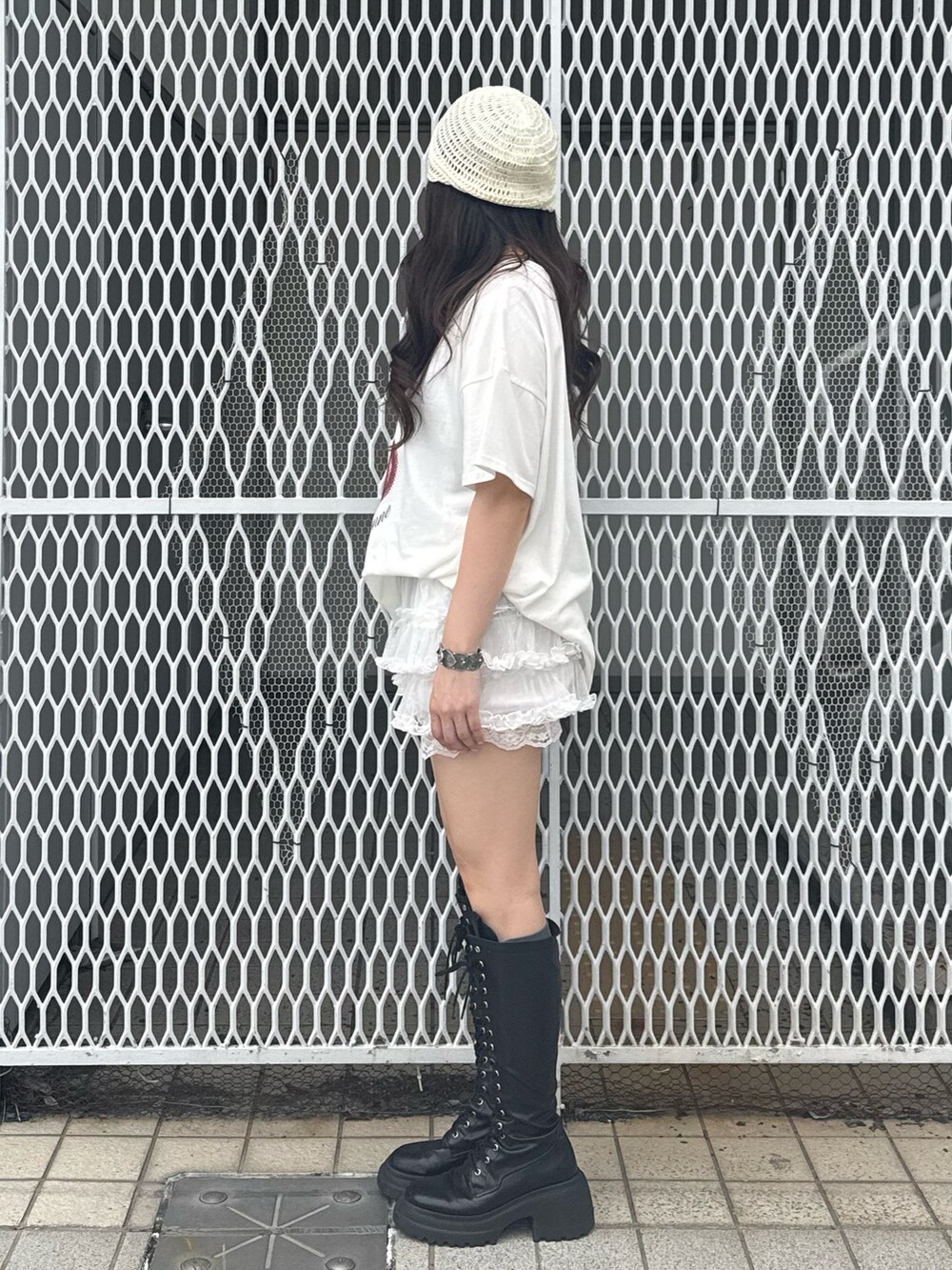 ブラック系のブーツ、ホワイト系のTシャツ/カットソー、ホワイト系のその他パンツを着用したレディースの夏コーディネートの2枚目の写真