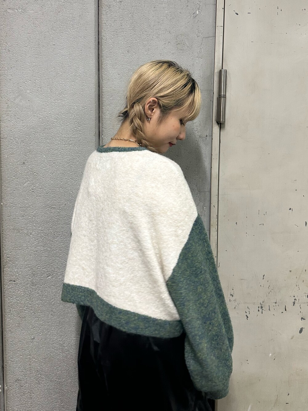 ホワイト系のカーディガン/ボレロ、ブラック系のスカート、ブラック系のブーツを着用したレディースの秋コーディネートの5枚目の写真