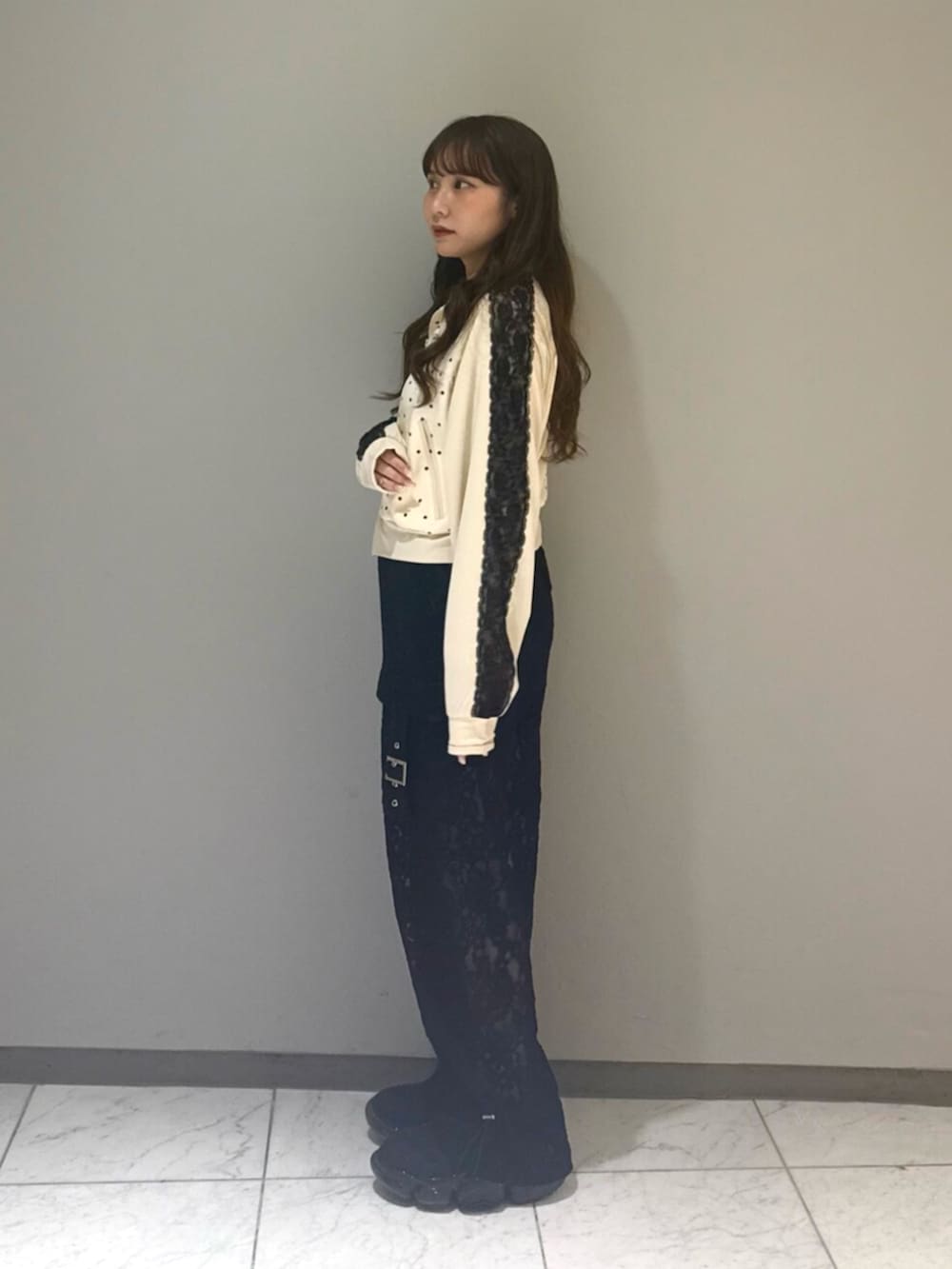 ホワイト系のTシャツ/カットソー、ブラック系のその他パンツ、ホワイト系のピアス(両耳用)を着用したレディースの夏コーディネートの2枚目の写真