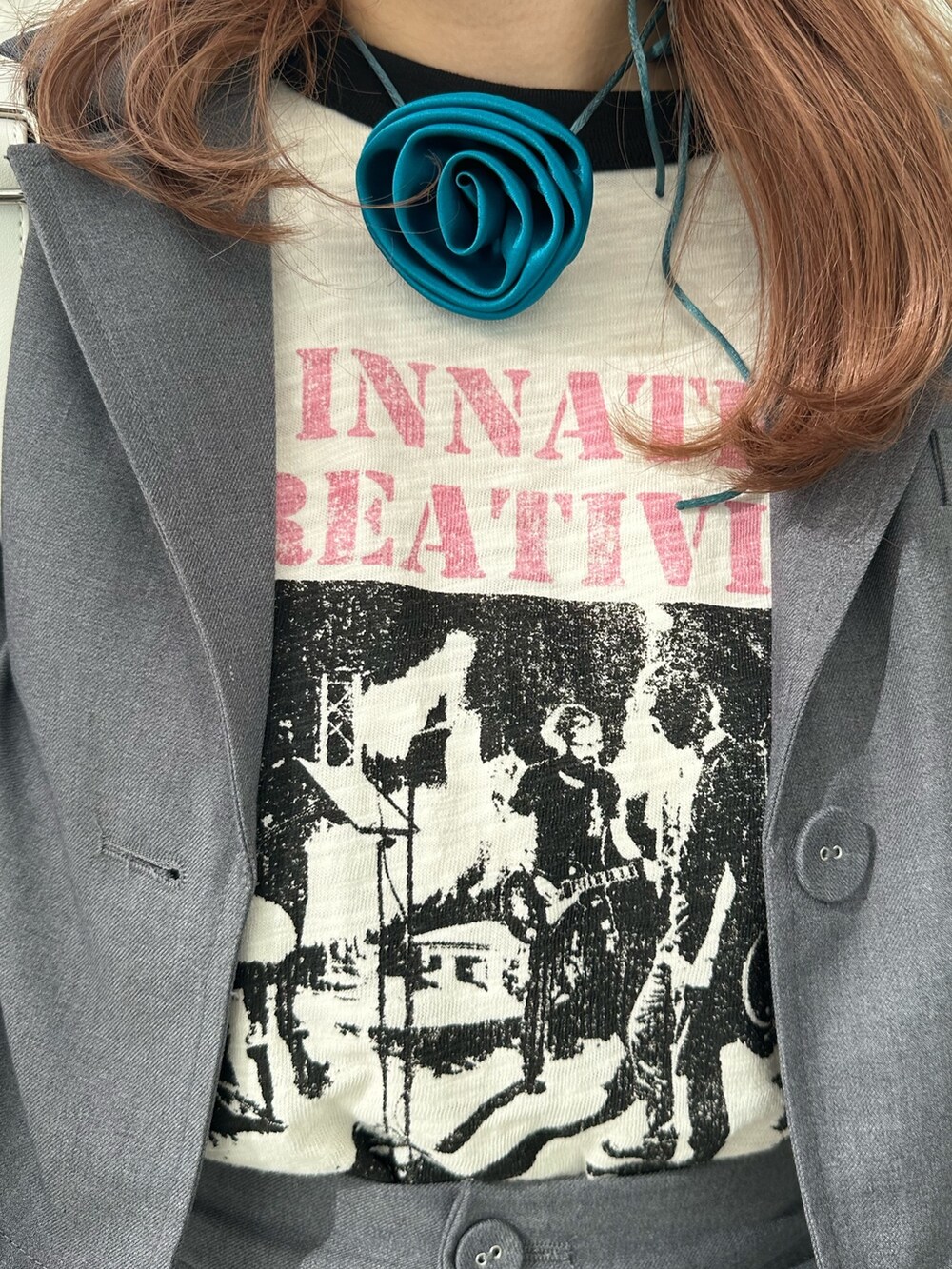 グレー系のスカート、ホワイト系のTシャツ/カットソー、ホワイト系のバックパック/リュックを着用したレディースの冬コーディネートの8枚目の写真