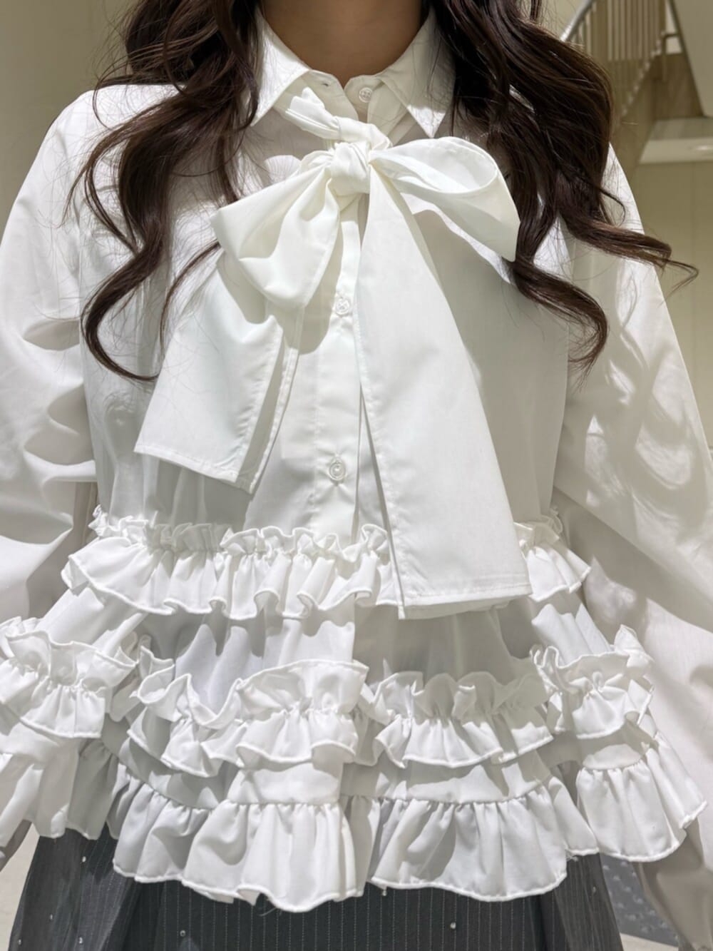 ブラック系のハンドバッグ、ブラック系のローファー、グレー系のスカートを着用したレディースの冬コーディネートの10枚目の写真