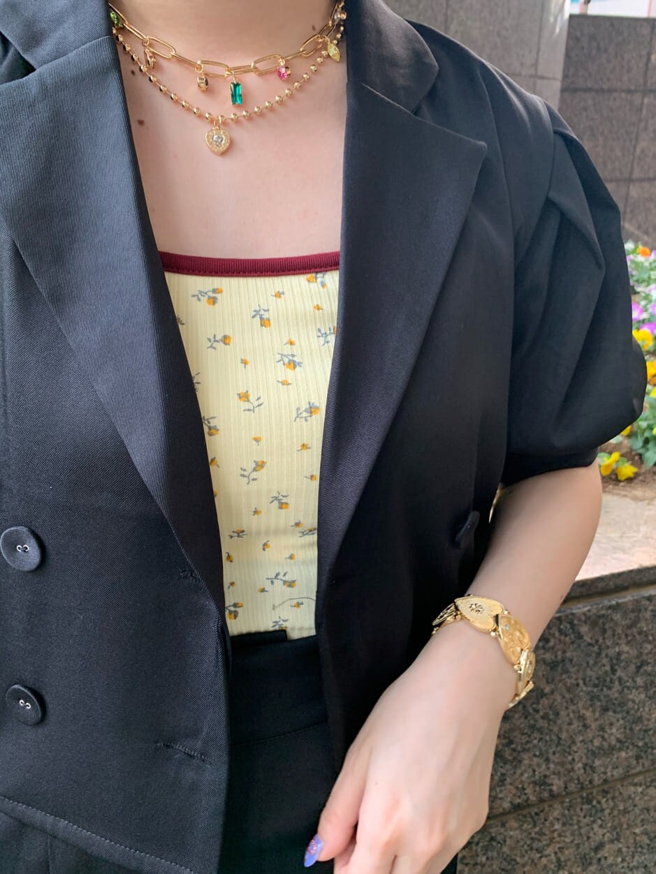 ブラック系のブーツ、イエロー系のキャミソール、ブラック系のテーラードジャケットを着用したレディースの春コーディネートの5枚目の写真