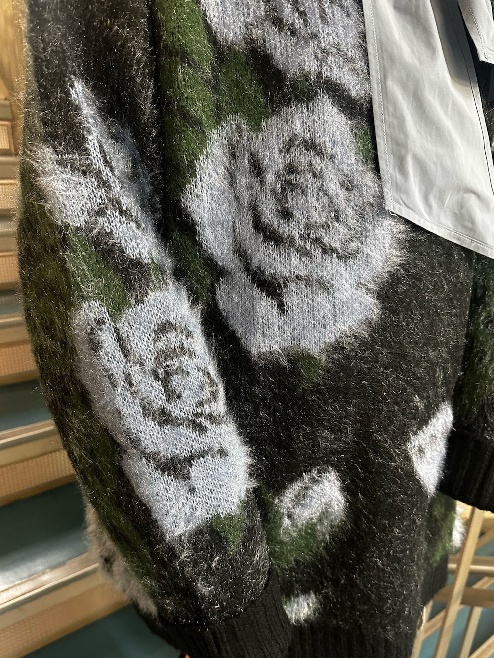 グレー系のスカート、ブラック系のニット/セーター、ブルー系のシャツ/ブラウスを着用したレディースの秋コーディネートの7枚目の写真