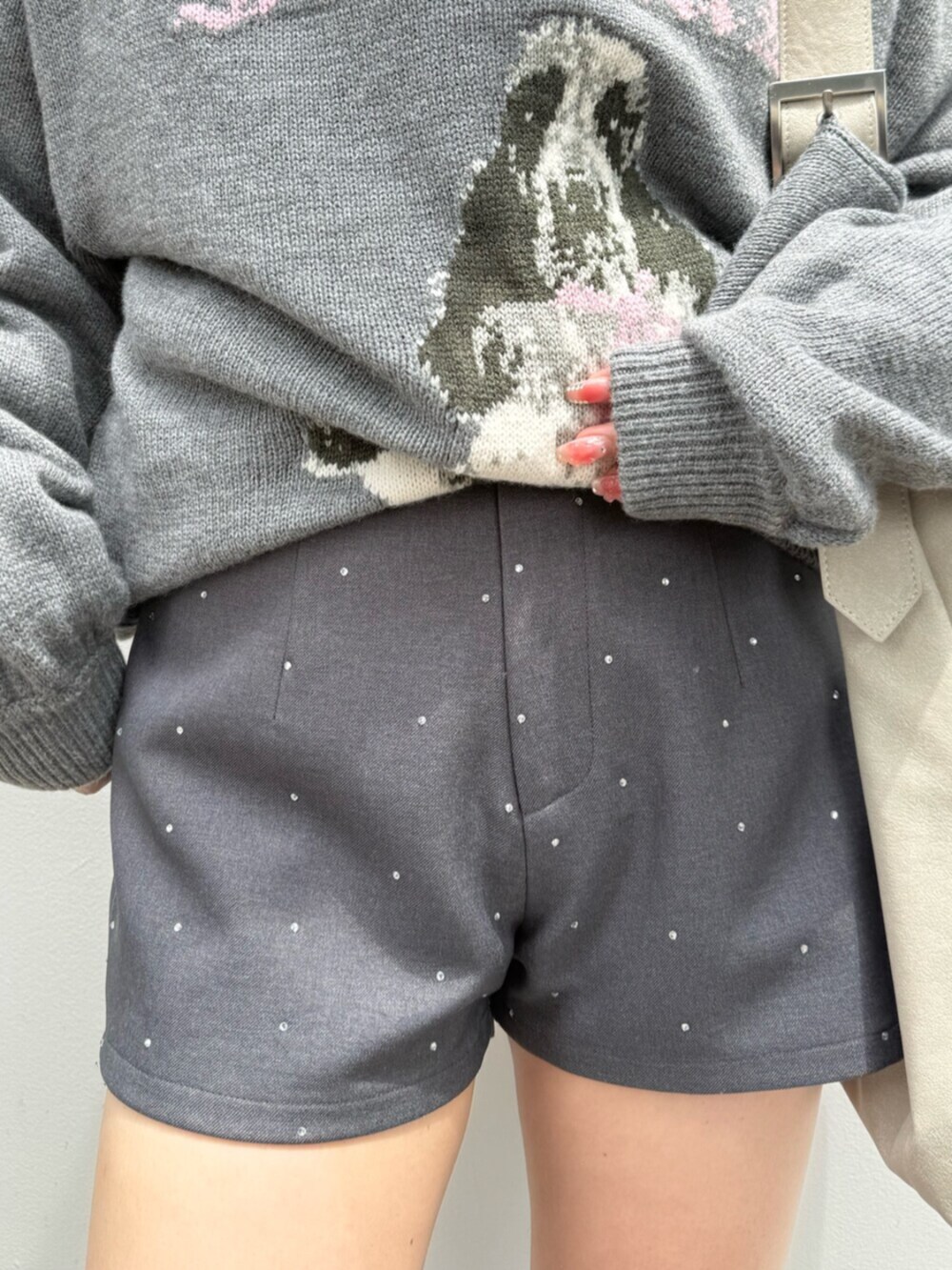 グレー系のニット/セーター、ブルー系のシャツ/ブラウス、グレー系のその他パンツを着用したレディースの夏コーディネートの9枚目の写真