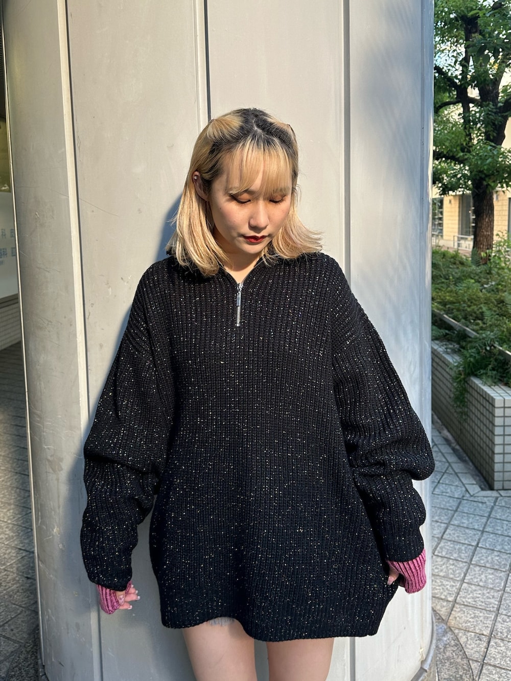 ブラック系のニット/セーター、ブラック系のデニムパンツ、ブラック系のブーツを着用したレディースの冬コーディネートの4枚目の写真