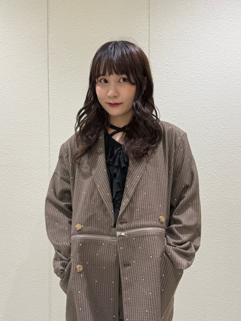 ブラウン系のテーラードジャケット、ブラック系のTシャツ/カットソー、ホワイト系のボストンバッグを着用したレディースの秋コーディネートの6枚目の写真