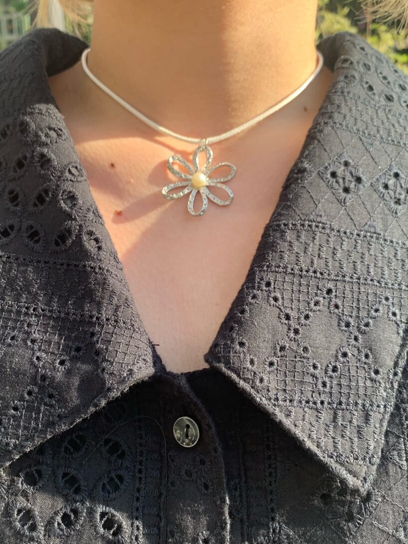 ブラック系のシャツ/ブラウス、ブルー系のデニムパンツ、ホワイト系のチョーカーを着用したレディースの夏コーディネートの5枚目の写真