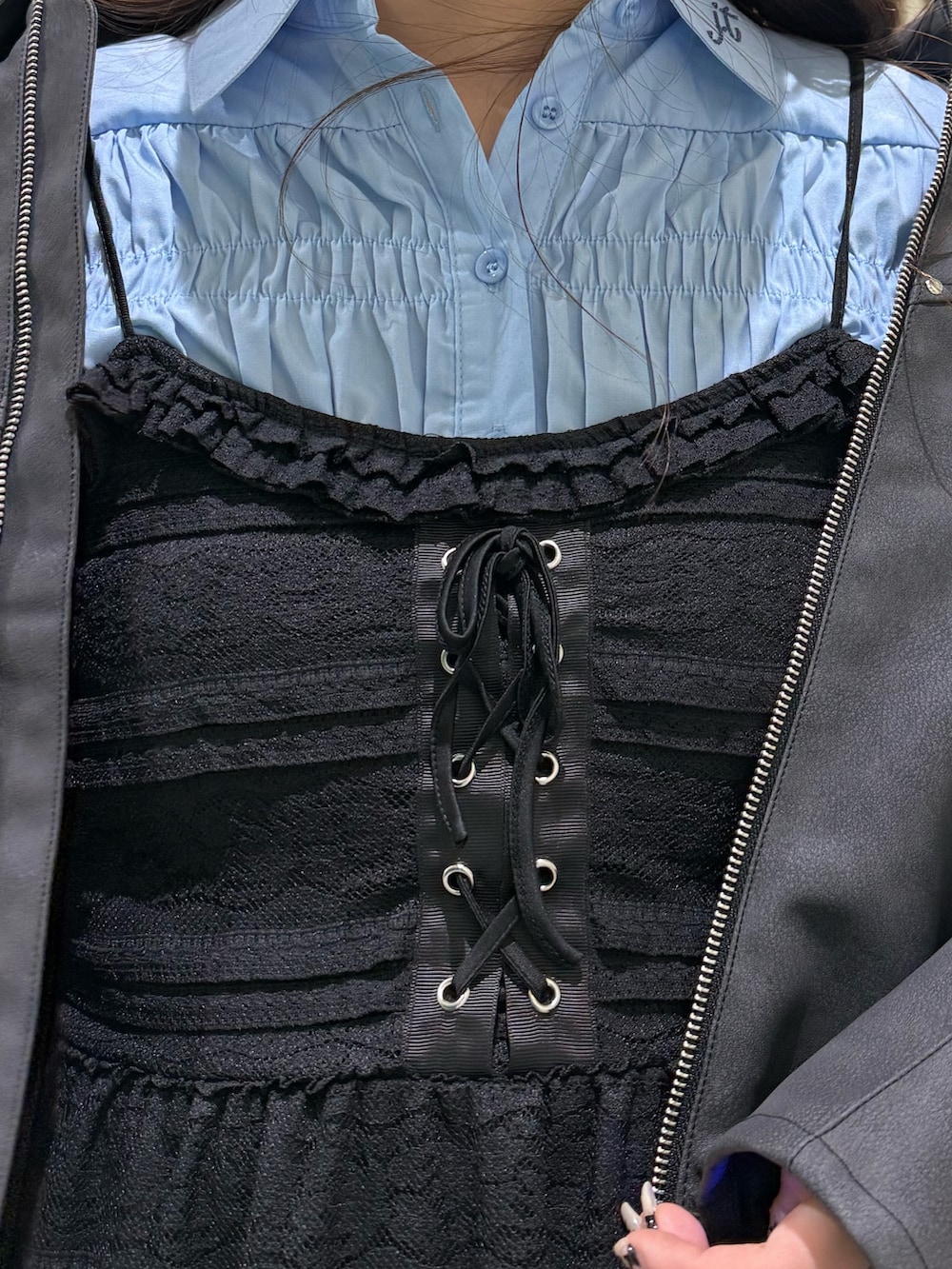 ブラック系のブルゾン、ブルー系のシャツ/ブラウス、ブラック系のワンピースを着用したレディースの冬コーディネートの7枚目の写真