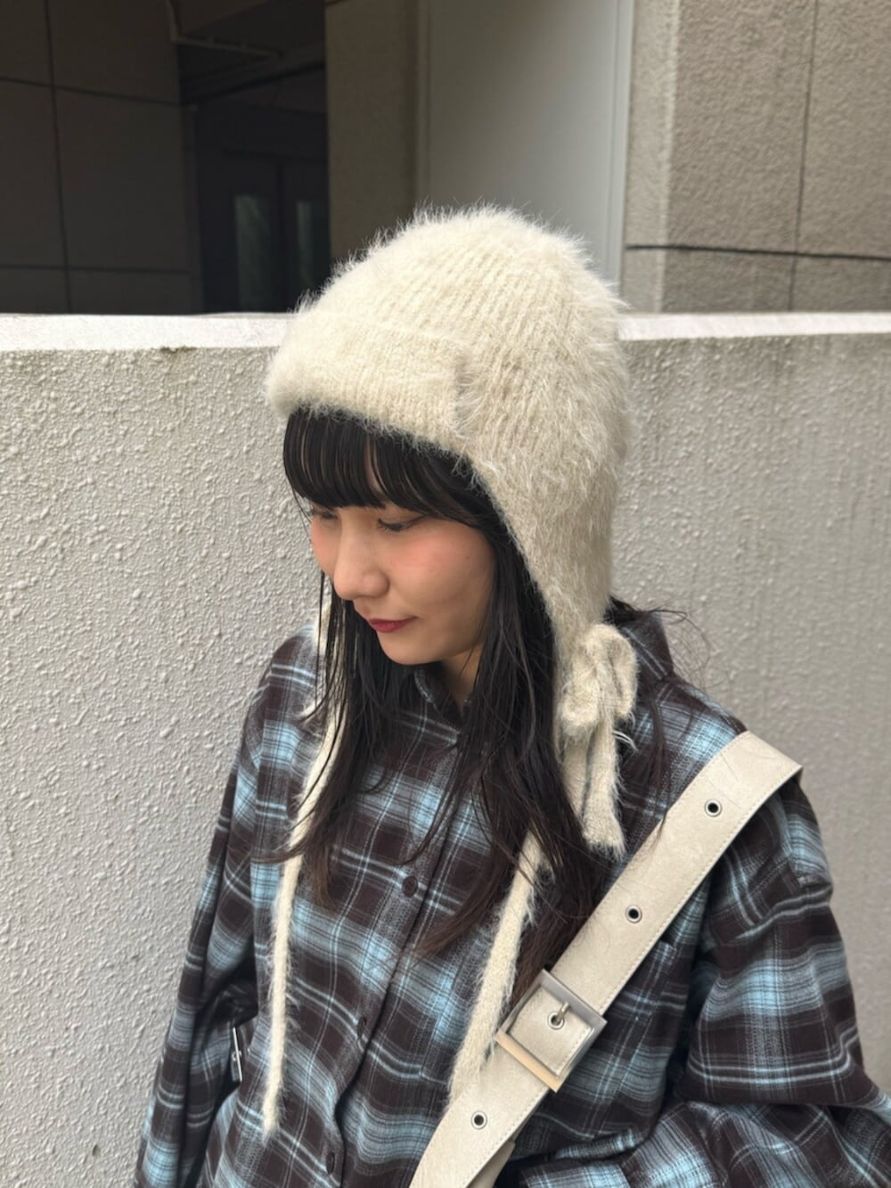 ブルー系のブーツ、ホワイト系のショルダーバッグ、ブラウン系のシャツ/ブラウスを着用したレディースの夏コーディネートの8枚目の写真