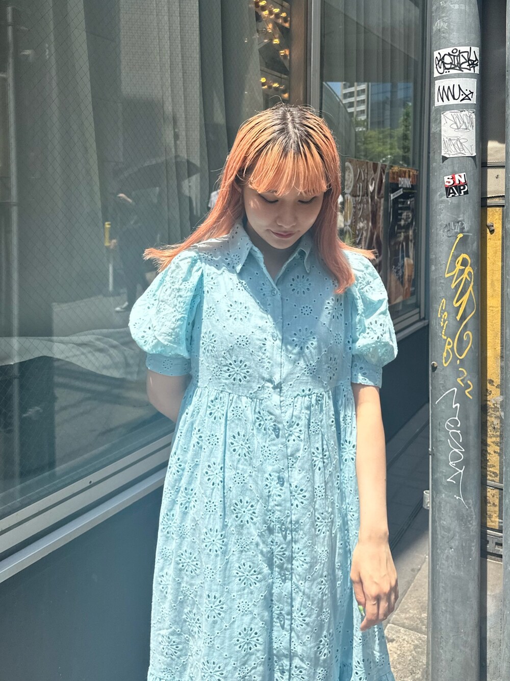 ブルー系のワンピースを着用したレディースの夏コーディネートの5枚目の写真