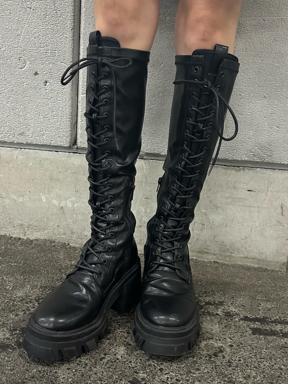 ホワイト系のワンピース、ブラック系のブーツ、ブルー系のニット/セーターを着用したレディースの秋コーディネートの9枚目の写真