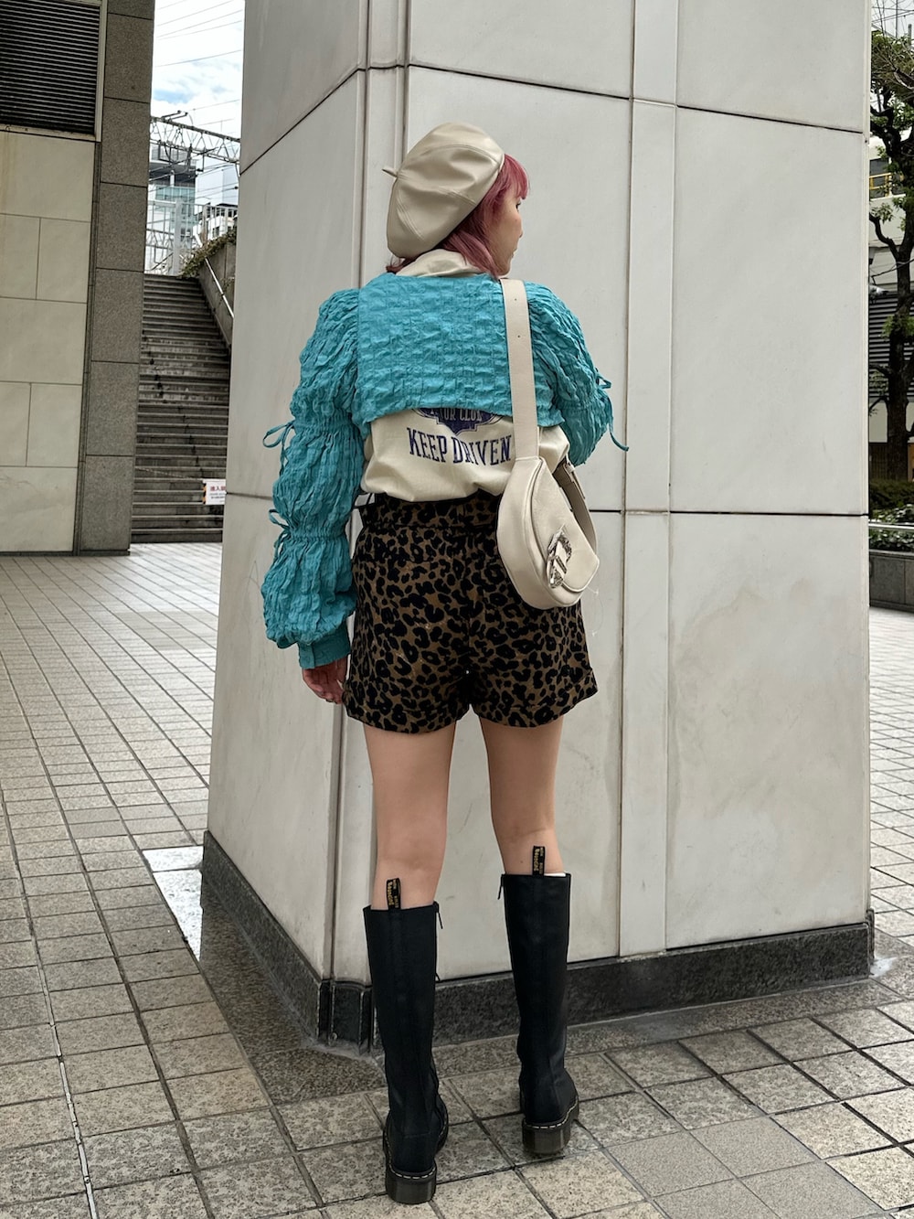 ブラウン系のその他パンツ、ホワイト系のショルダーバッグ、ブルー系のカーディガン/ボレロを着用したレディースの冬コーディネートの3枚目の写真