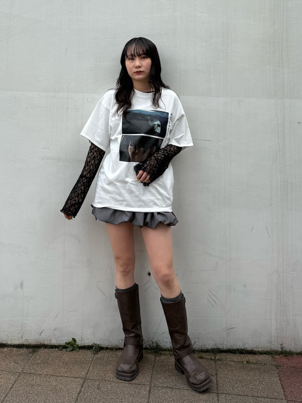 グレー系のスカート、ホワイト系のTシャツ/カットソー、ブラック系のTシャツ/カットソーを着用したレディースの春コーディネートの4枚目の写真