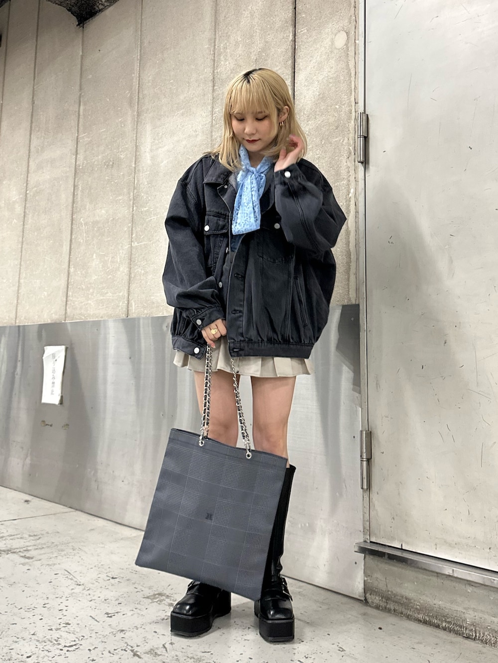 ブルー系のシャツ/ブラウス、ブラック系のデニムジャケット、ホワイト系のその他パンツを着用したレディースの冬コーディネートの2枚目の写真