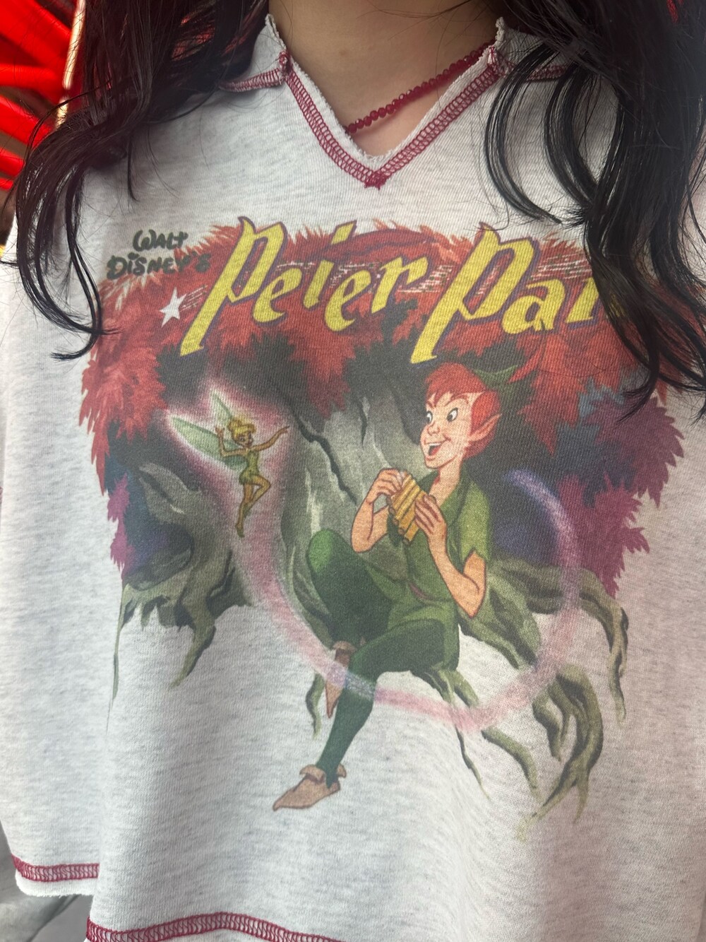 グレー系のスウェット、グリーン系のスカート、ブラック系のショルダーバッグを着用したレディースの夏コーディネートの7枚目の写真