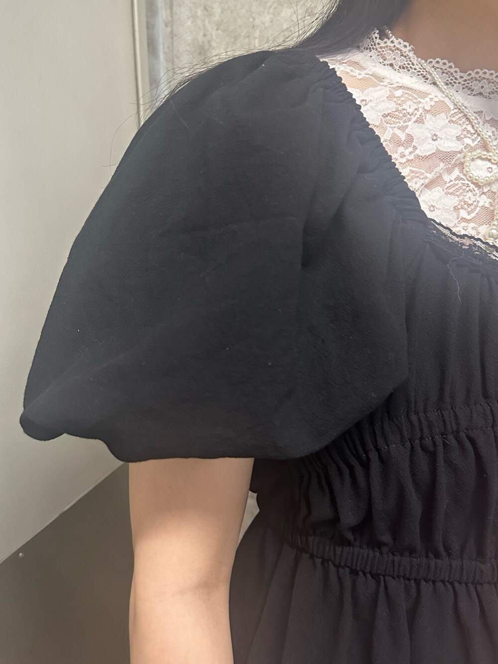 ピンク系のトートバッグ、ブラック系のワンピース、ホワイト系のTシャツ/カットソーを着用したレディースの夏コーディネートの6枚目の写真