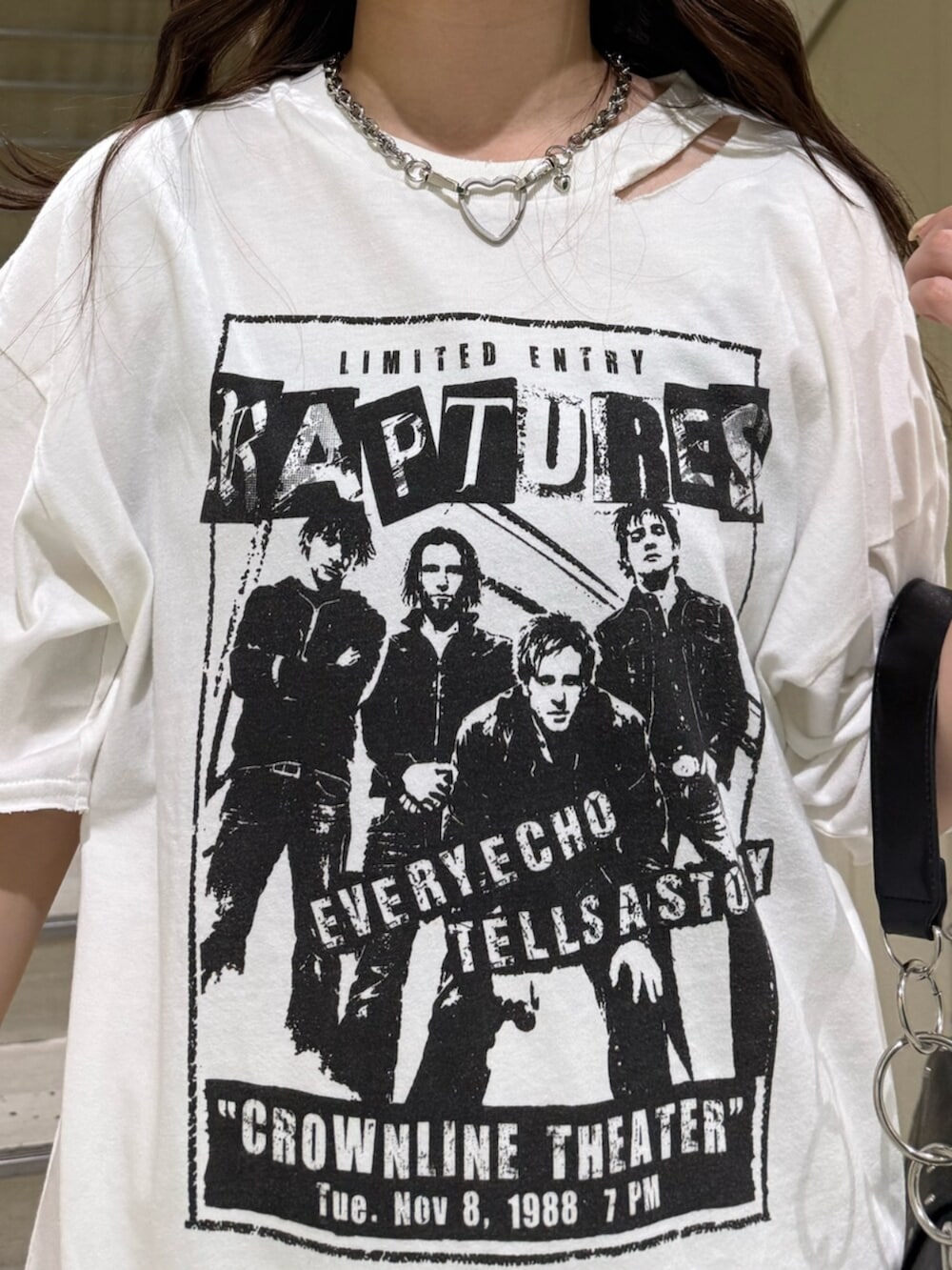 ブラック系のブーツ、ホワイト系のTシャツ/カットソー、ブラック系のハンドバッグを着用したレディースの春コーディネートの8枚目の写真