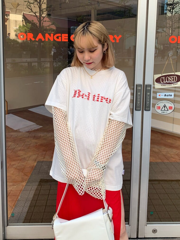 ホワイト系のTシャツ/カットソー、ホワイト系のTシャツ/カットソー、ホワイト系のハンドバッグを着用したレディースの春コーディネートの3枚目の写真