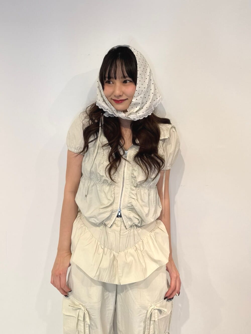 ホワイト系のその他トップス、ホワイト系のその他パンツ、ブラウン系のパンプスを着用したレディースの春コーディネートの6枚目の写真