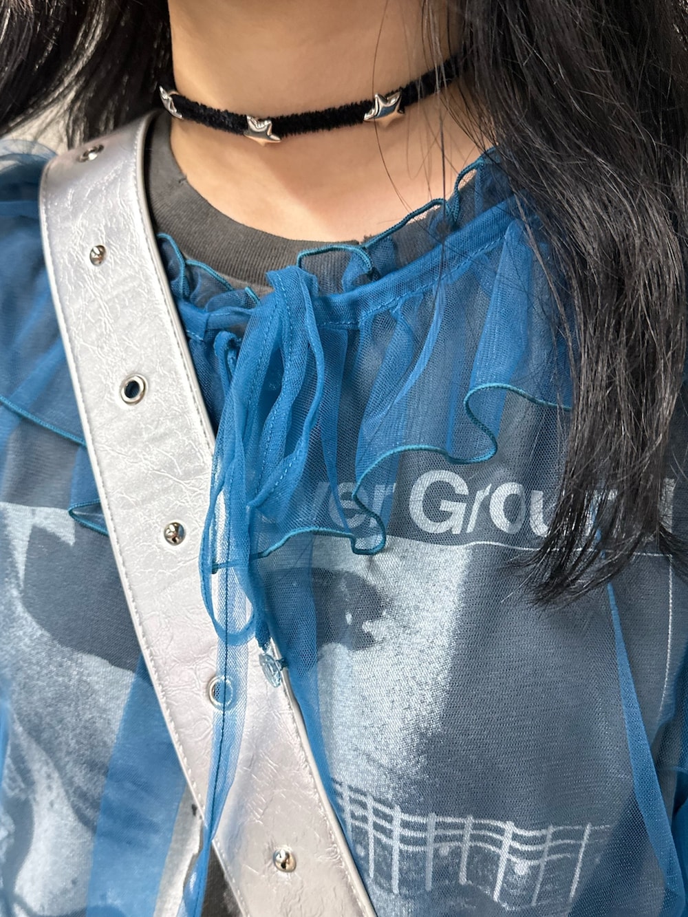 ブルー系のシャツ/ブラウス、ブラック系のTシャツ/カットソー、ブラック系のデニムパンツを着用したレディースの春コーディネートの5枚目の写真