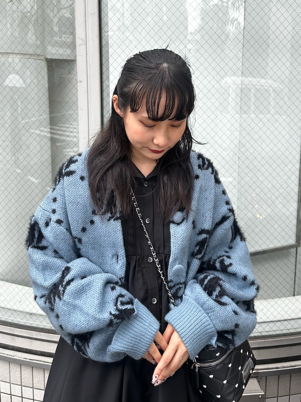 ブラウン系のブーツ、ブルー系のショルダーバッグ、ブルー系のカーディガン/ボレロを着用したレディースの秋コーディネートの5枚目の写真