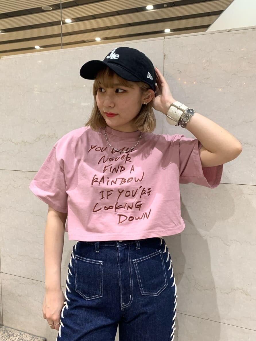 ピンク系のTシャツ/カットソー、ブルー系のデニムパンツ、シルバー系のブレスレットを着用したレディースの春コーディネートの4枚目の写真