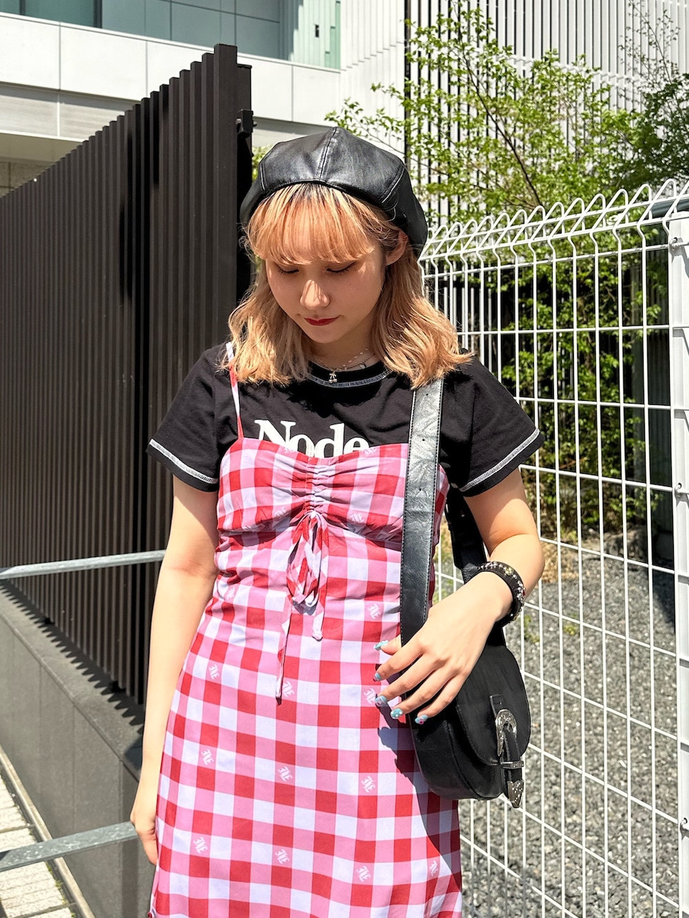 ブラック系のショルダーバッグ、ブラック系のブーツ、ブラック系のTシャツ/カットソーを着用したレディースの春コーディネートの4枚目の写真