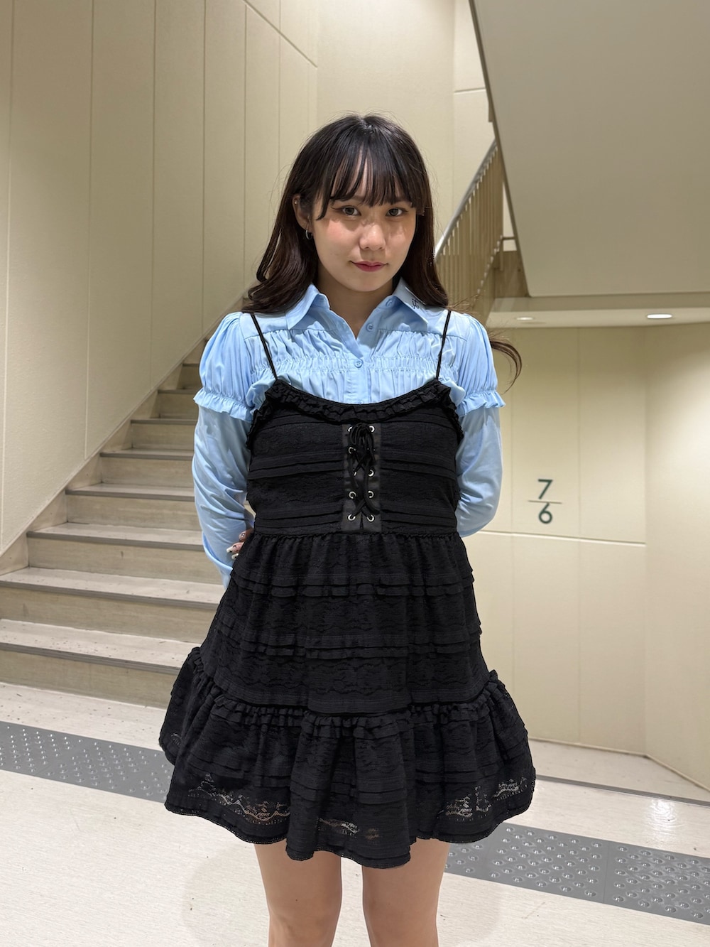 ブラック系のワンピース、ブルー系のシャツ/ブラウスを着用したレディースの冬コーディネートの7枚目の写真