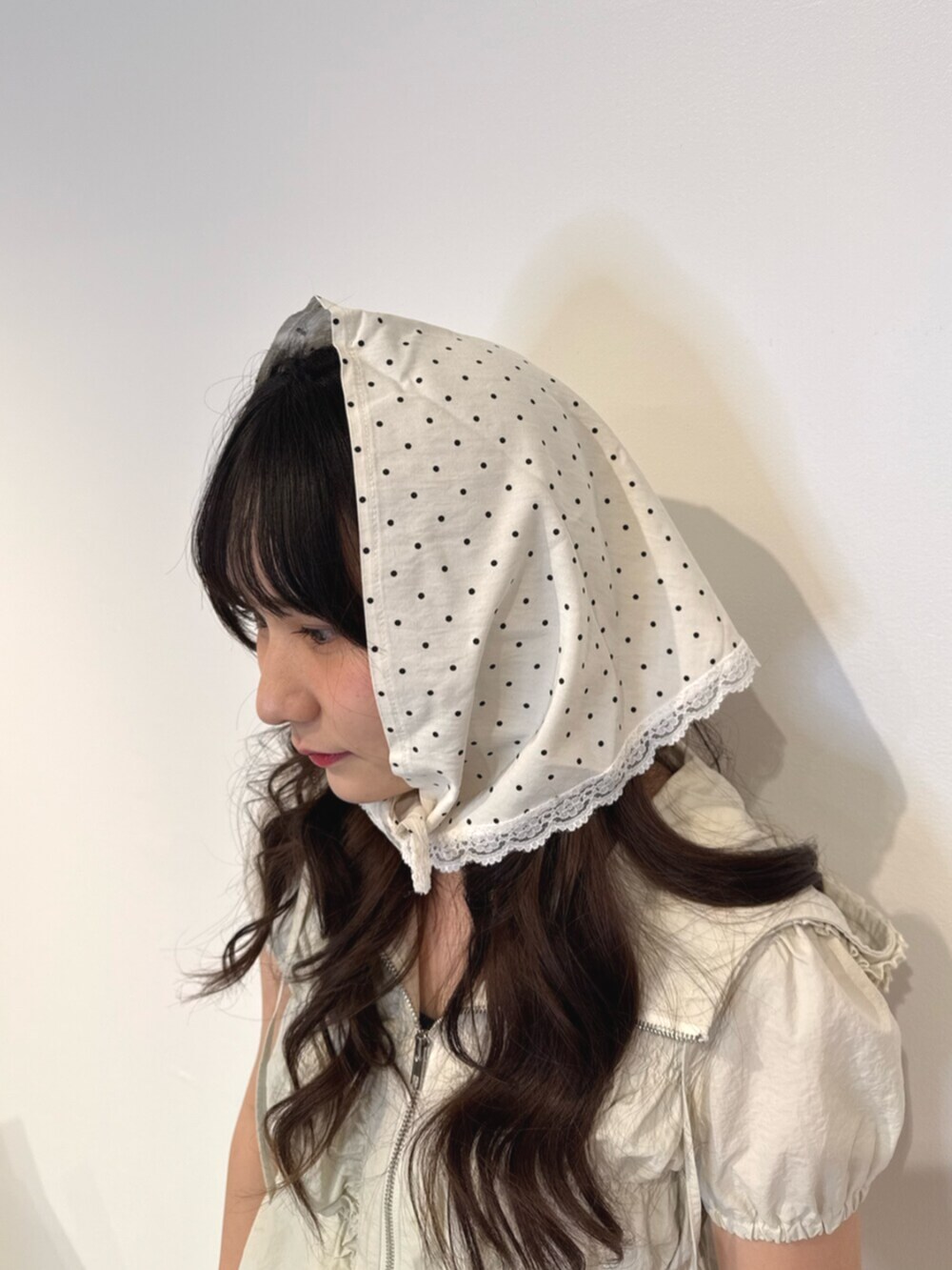 ホワイト系のその他トップス、ホワイト系のその他パンツ、ブラウン系のパンプスを着用したレディースの春コーディネートの9枚目の写真