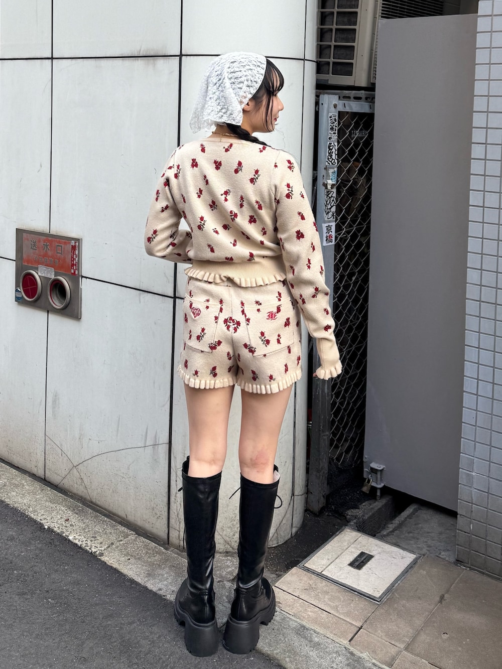 ブラック系のブーツ、ホワイト系のニット/セーター、ホワイト系のその他パンツを着用したレディースの冬コーディネートの3枚目の写真