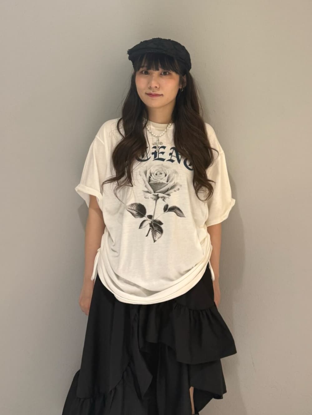 ブラック系のブーツ、ホワイト系のTシャツ/カットソー、ブラック系のスカートを着用したレディースの夏コーディネートの5枚目の写真