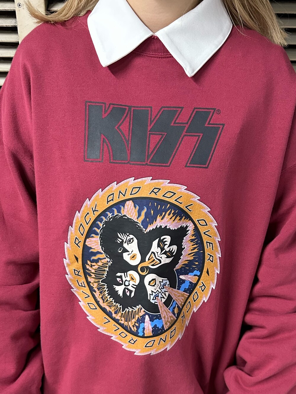 ブラック系のワンピース、ブラック系のローファー、レッド系のスウェットを着用したレディースの冬コーディネートの4枚目の写真