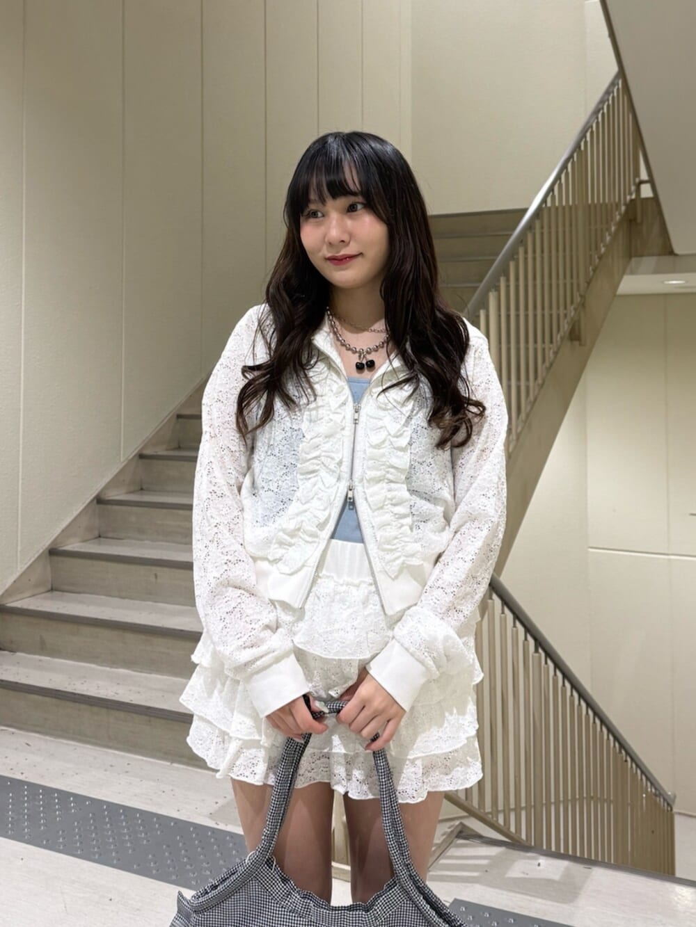 ブラック系のブーツ、ブルー系のキャミソール、ホワイト系のパーカーを着用したレディースの春コーディネートの8枚目の写真