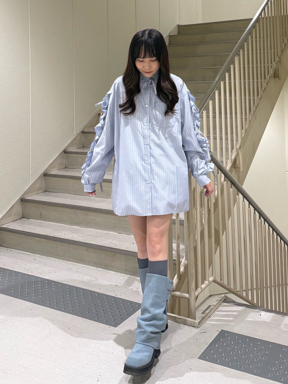 ブルー系のシャツ/ブラウス、ホワイト系のTシャツ/カットソー、ブルー系のブーツを着用したレディースの春コーディネートの7枚目の写真